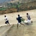 سعودي ينقذ طفلا جرفته السيول.. وفيديو يوثق اللحظات الصعبة