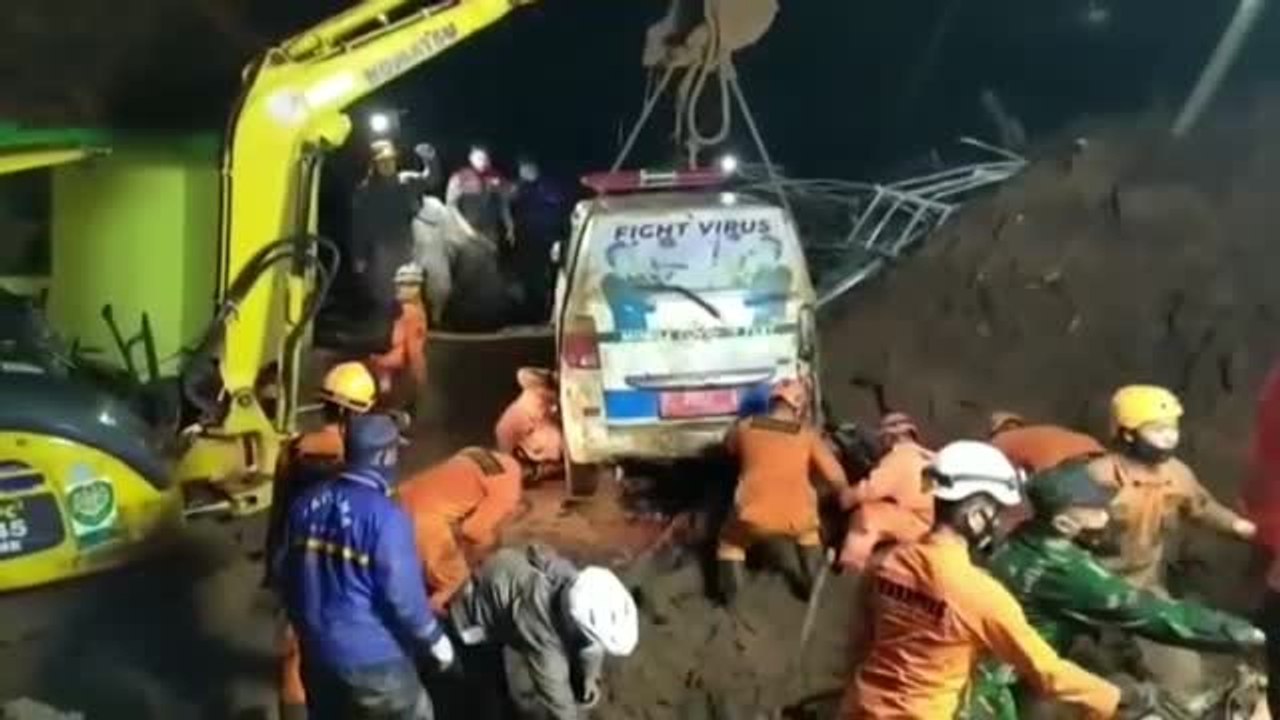 Al menos 11 muertos en un deslizamiento de tierra en Indonesia