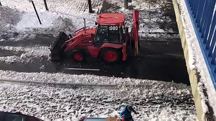 Una grúa de los bomberos retira nieve de la calle Antonio López, en Madrid