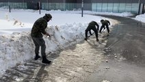 Militares liberan las carreteras de nieve