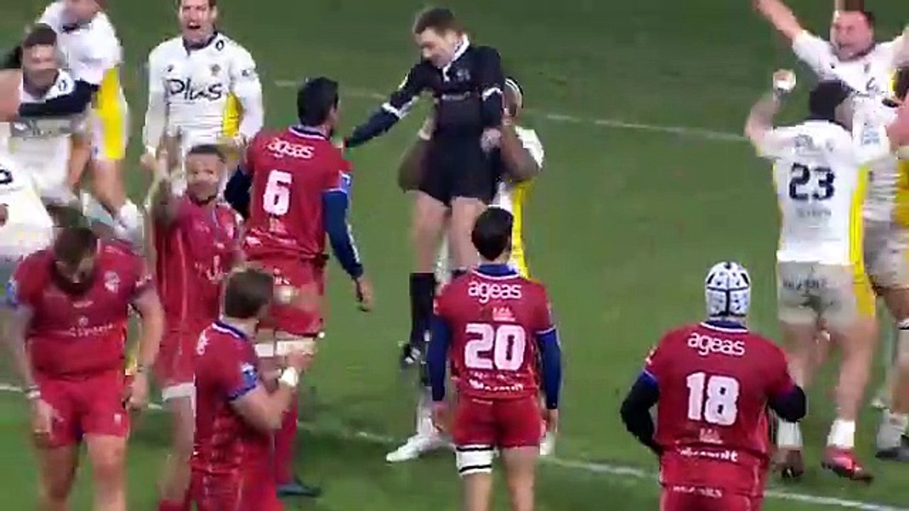 Hakemi 'Aslan Kral'daki gibi' havaya kaldıran oyuncu atıldı