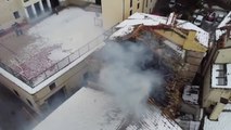 Un fuego en una cubierta de un edificio en Cuenca provoca su hundimiento