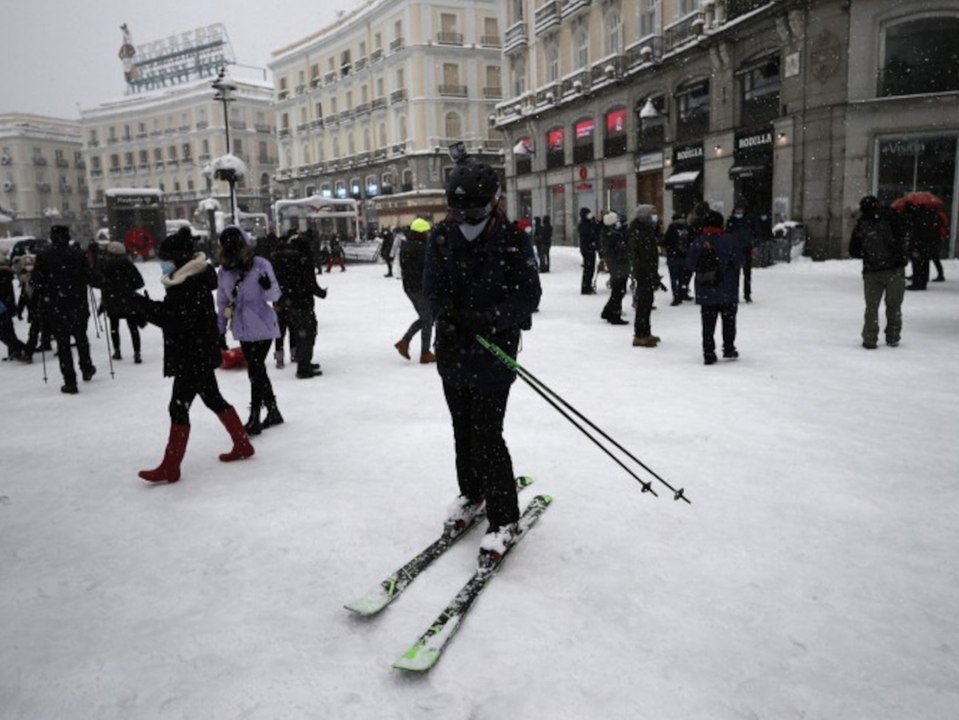 Auf Skiern durch Madrid: Spanien versinkt in Schnee und Eis