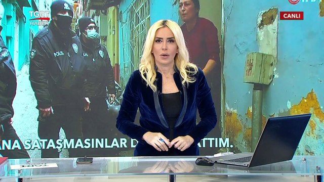 Öfkeli Kadın Polise Çaydanlıkla Direndi