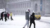 سكان مدريد يخرجون لمعاينة الثلوج رغم تحذيرات السلطات