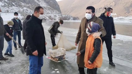 Başkan Sayan eksi 15 derecede balık tutan köylülere eşlik etti