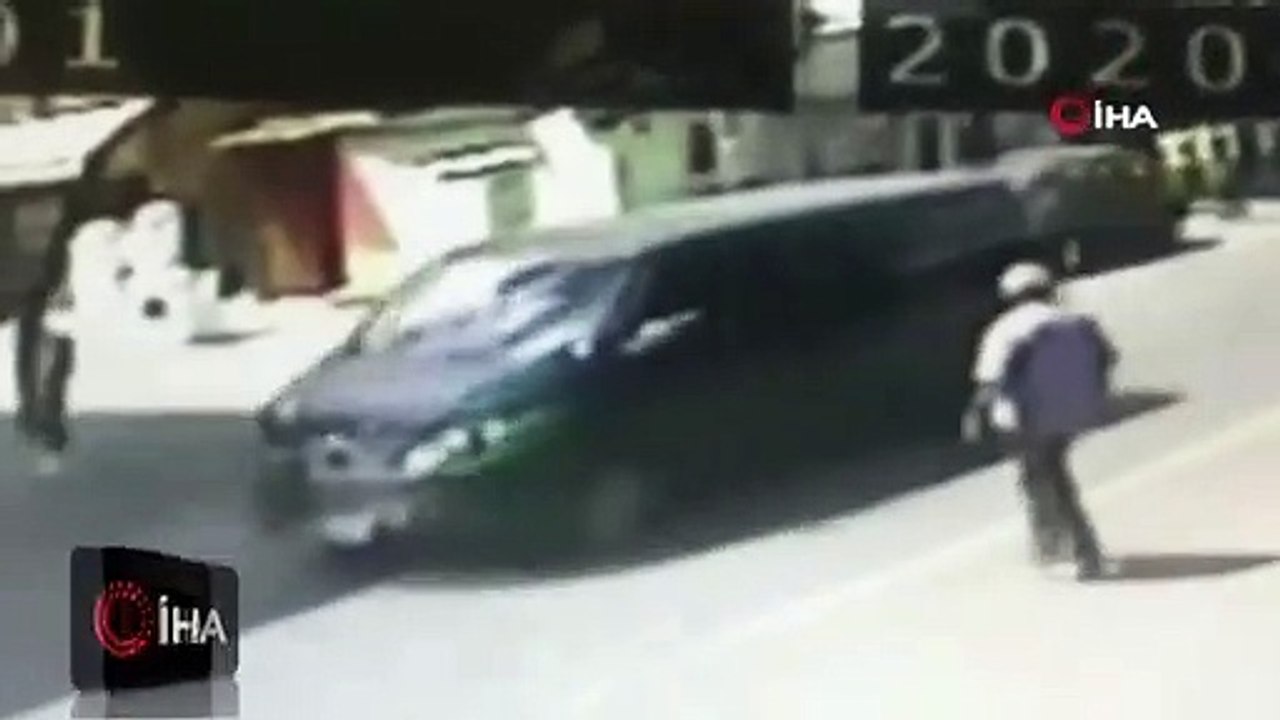 Dehşete düşüren anlar anbean kaydedildi! Kardeşini darp eden grubu buldu, tek yumrukla bayılttı