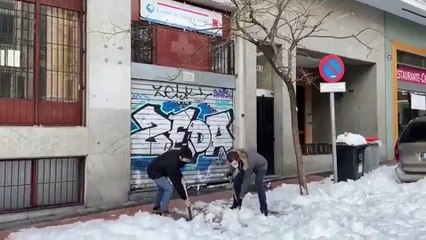 Casado retira nieve de las puertas de varios centros de salud de Madrid
