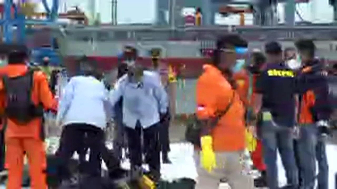 Indonésia localiza destroços e restos humanos