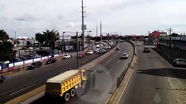 Vehiculos dan reversa y retroceden en via contraria en Autopista Duarte, para tratar de evitar apresamiento del toque de queda