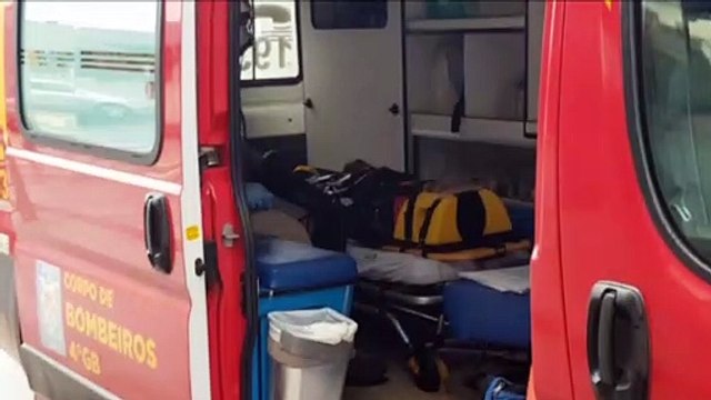 Carro e moto batem em cruzamento com semáforo e motociclista fica ferido