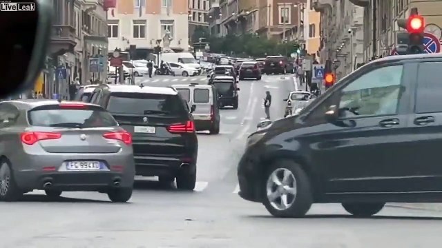 Caravana de furgonetas con los cristales tintados dirigiéndose a la Embajada de EEUU en Roma