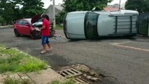 Caminhonete tomba após colisão com Ford Focus no Bairro Alto Alegre