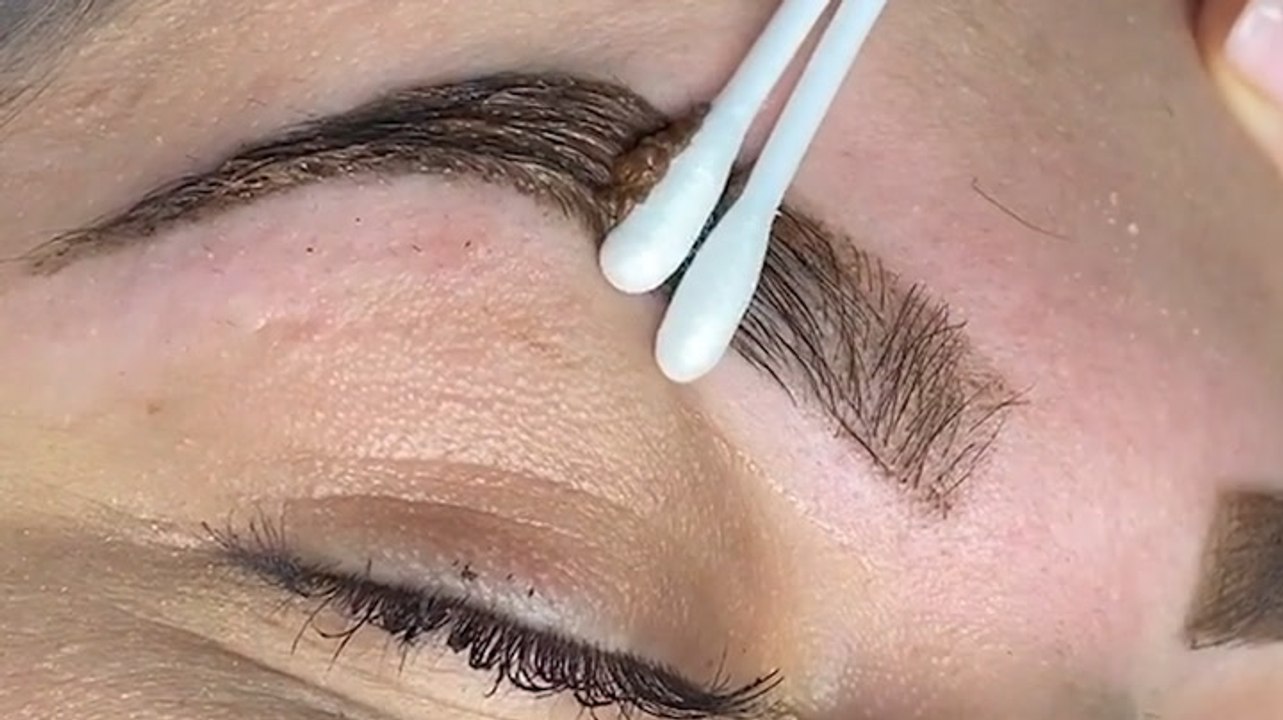 Henna semipermanently tints eyebrows