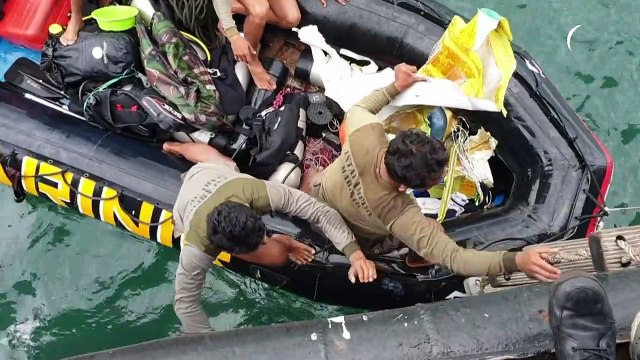 Recuperados restos humanos y partes del fuselaje del Boeing que se estrelló en Indonesia