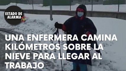 LA CAMINATA DE UNA ENFERMERA EN PLENO TEMPORAL PARA RELEVAR A UNA COMPAÑERA