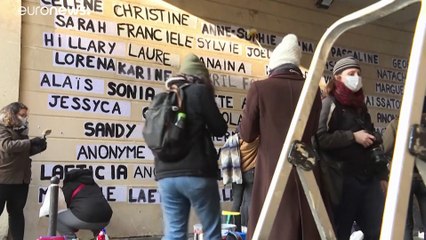 Féminicides : à Paris, des militantes dressent un "mémorial" pour les victimes de 2020