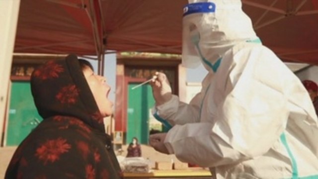 China supera el centenar de nuevos contagios por primera vez desde julio