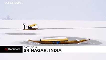 كشمير.. شاهد كيف يشقّ الصيادون الطرق لقواربهم فوق بحيرة دال المتجمدة