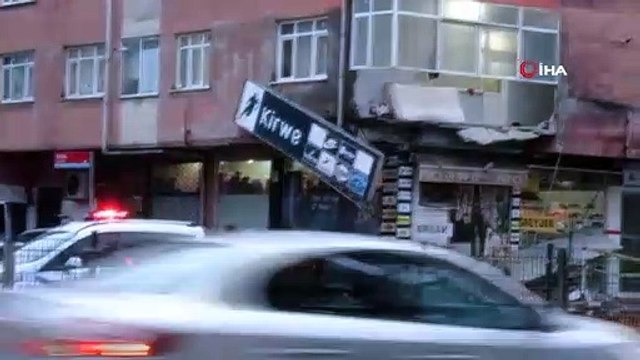 Sultangazi'de 5 katlı binanın birinci katındaki balkon çöktü. Bina ekipler tarafından tedbir amaçlı tahliye ediliyor.