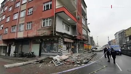 Sultangazi'de binanın balkonu çöktü