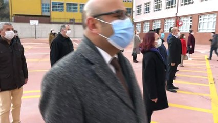 - Öğrencisiz okullarda İstiklal Marşı’nı öğretmenler okudu