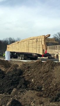 Déchargement de planches de bois