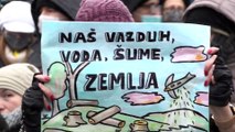 Cientos de personas reclaman un aire más limpio en Serbia.
