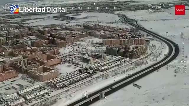 Cientos de coches continúan 'tirados' en las carreteras de Madrid