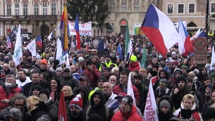 Covid-19: des milliers de Tchèques manifestent contre les restrictions