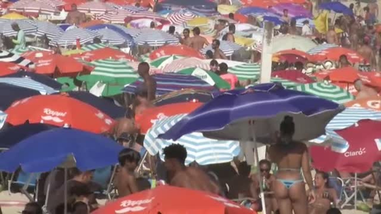 Las playas de Brasil están abarrotadas de bañistas mientras la Covid mata al día a una media de 1.111 personas