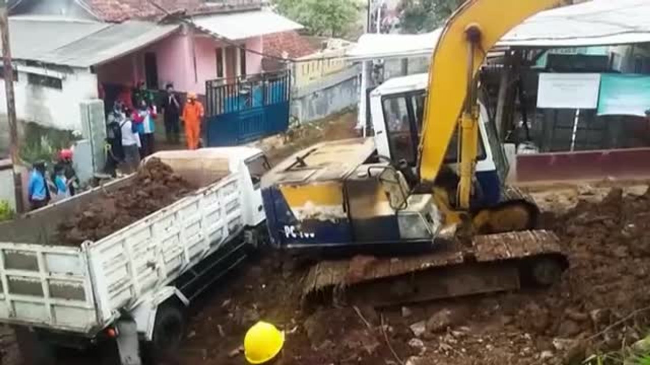 Al menos 13 muertos en dos corrimientos de tierra en Indonesia