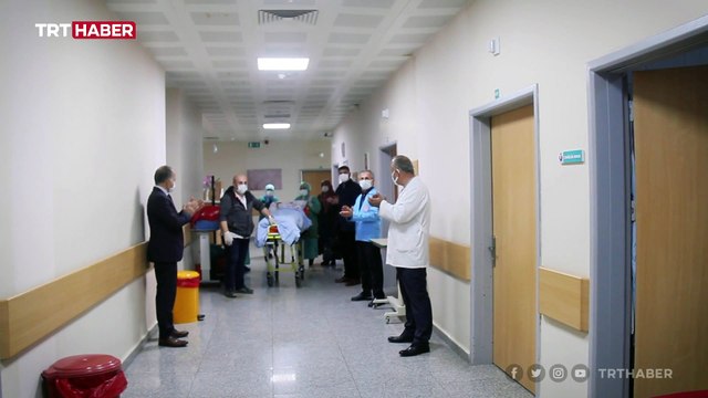 Koronavirüsü yenen Havva nine alkışlarla taburcu oldu