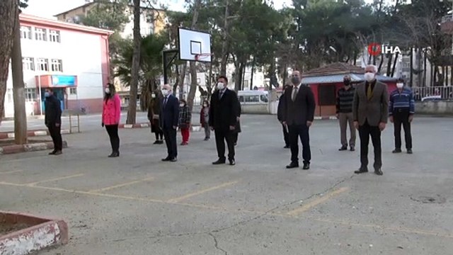 Arkadaşları ile oynayan çocuğun İstiklal Marşı hasreti... Oyunu bıraktı saygı duruşuna geçti