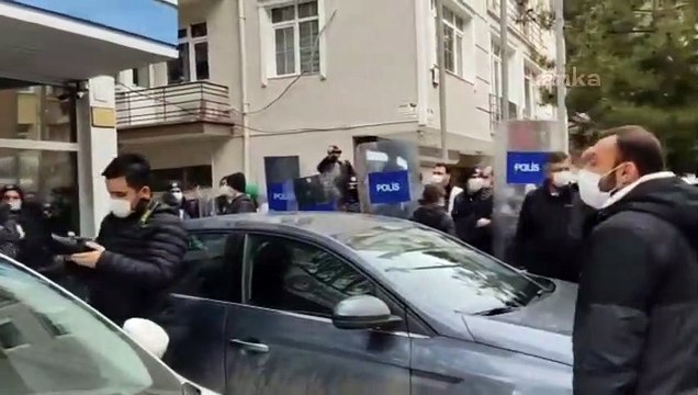 Sendikaya üye oldukları için işten atıldılar yetmedi! Gözaltına alındılar!