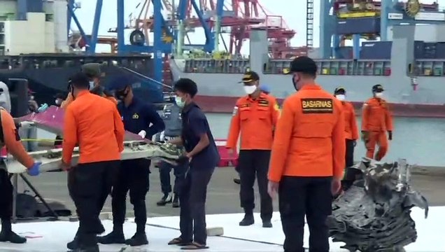 Buzos buscan las cajas negras del Boeing que se estrelló en Indonesia