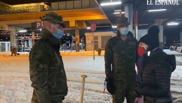 Trabajos de limpieza de la UME en Barajas y la visita de la Ministra de Defensa, Margarita Robles en la estación de Chamartín.