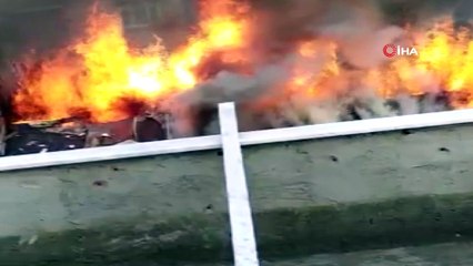 Fatih’te iki metruk bina alev alev yandı