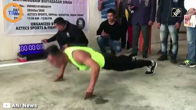 Il fait 85 pompes sur 4 doigts en 1 minute et bat le record du monde !