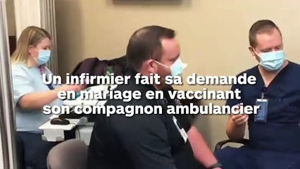 Un infirmier fait sa demande en mariage en vaccinant son compagnon