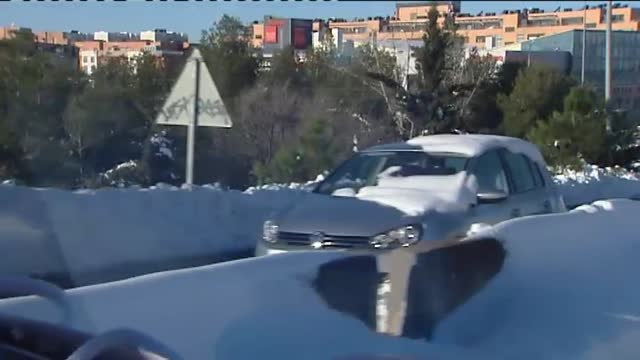 Comienza el rescate de más de 700 coches abandonados en las carreteras por el temporal
