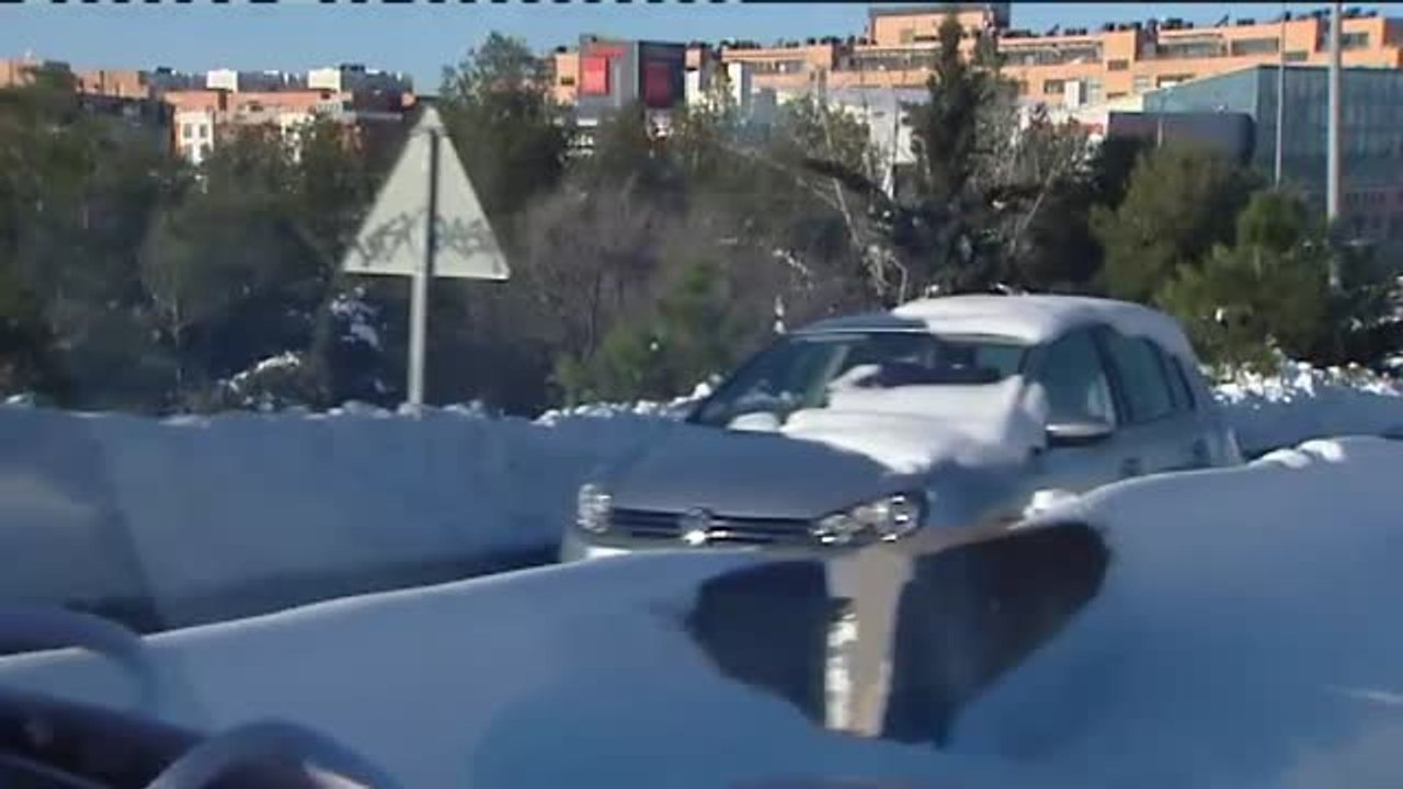 Comienza el rescate de más de 700 coches abandonados en las carreteras por el temporal