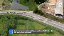 Carreta tomba e interdita parcialmente trecho da BR 482 em Cachoeiro