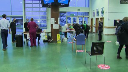 A britek ötöde elkaphatta már a koronavírust, 2,4 millió embert oltottak be eddig