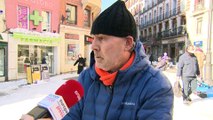 Vecinos y comerciantes de Madrid ayudan en las tareas de limpieza de nieve