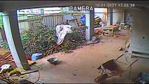 Vídeo mostra homem invadindo construção para cometer furto