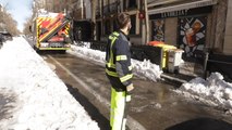 Bomberos realizan tareas de saneamiento de cornisas y cubiertas en Madrid