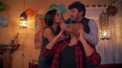 Viendo Como Niño en Fiesta de Adultos