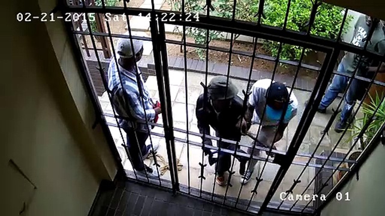 Ces cambrioleurs n'ont rien pu faire face à ce portail récalcitrant