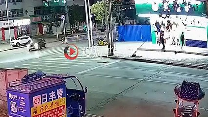 Ce conducteur se fait retourner sa voiture par un câble (Chine)